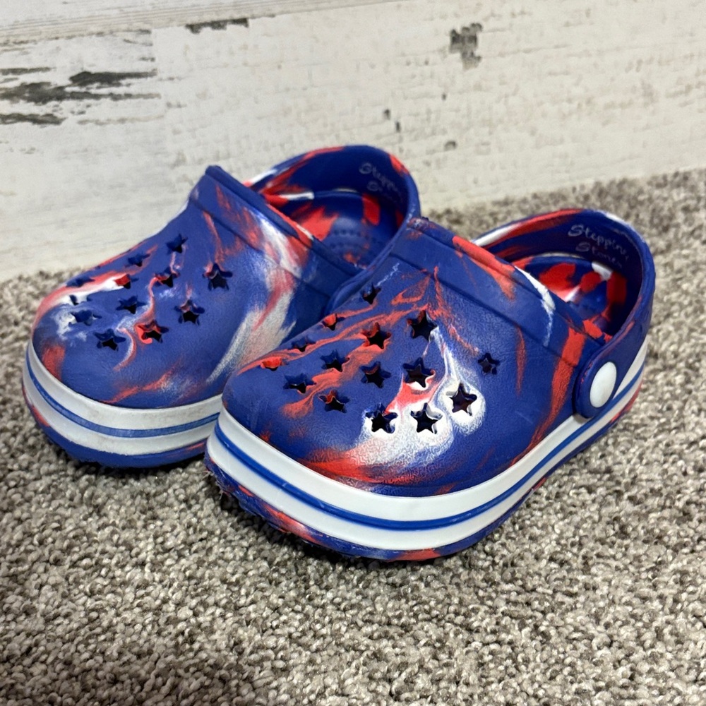 ❤️ PICK 4/$20 Kids Starry Blue and Red Clogs - Picture 2 of 3